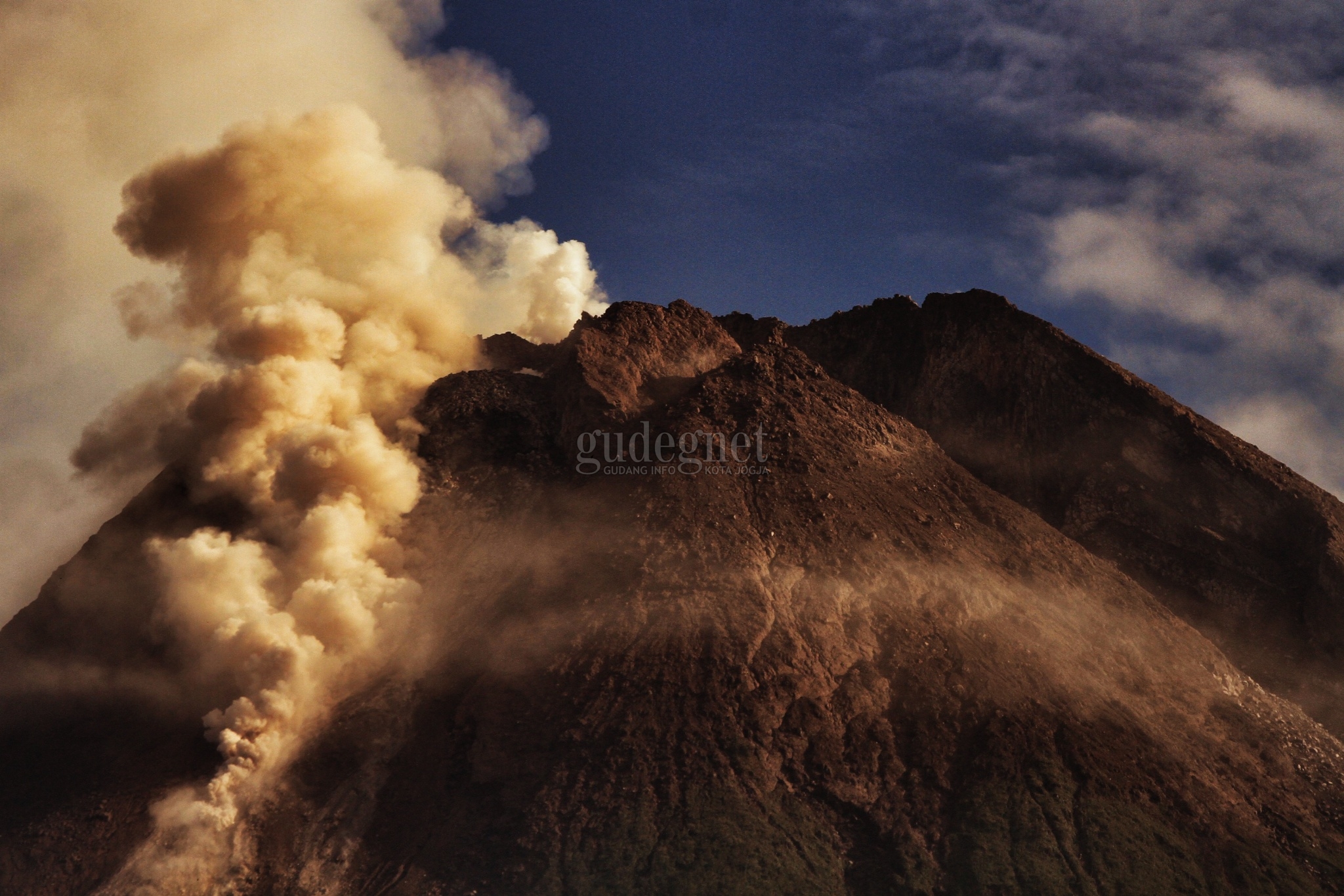 Pukul 14.20 WIB Merapi Luncurkan Awan Panas Sejauh 700 Meter Pukul 14.20 WIB Merapi Luncurkan Awan Panas Sejauh 700 Meter