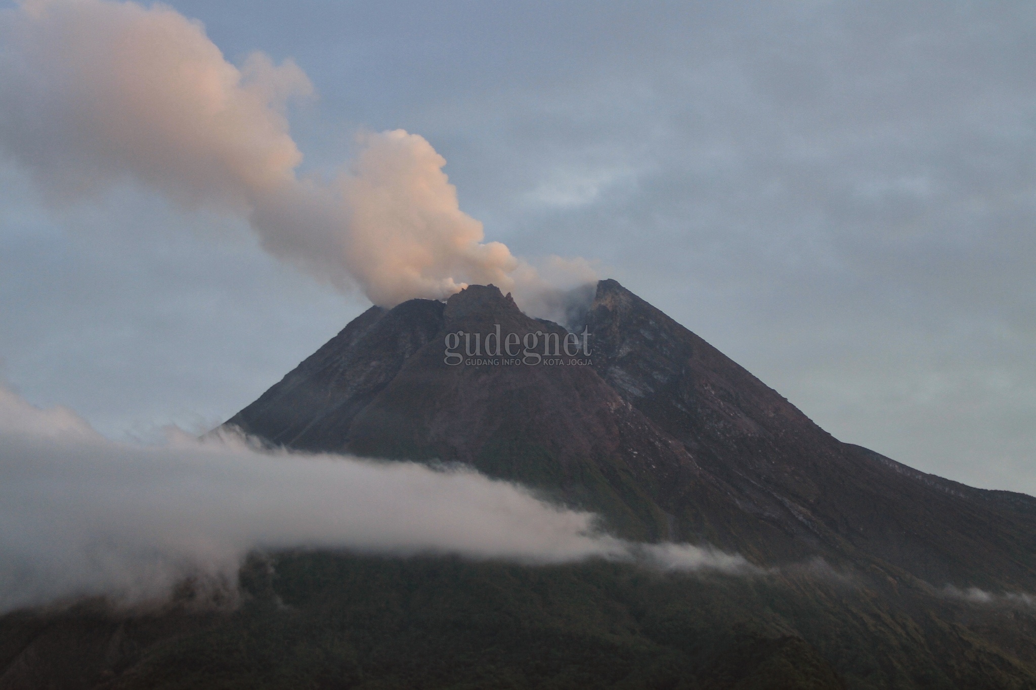Aktivitas Meningkat, Merapi Gugurkan 17 Kali Lava Pijar Aktivitas Meningkat, Merapi Gugurkan 17 Kali Lava Pijar
