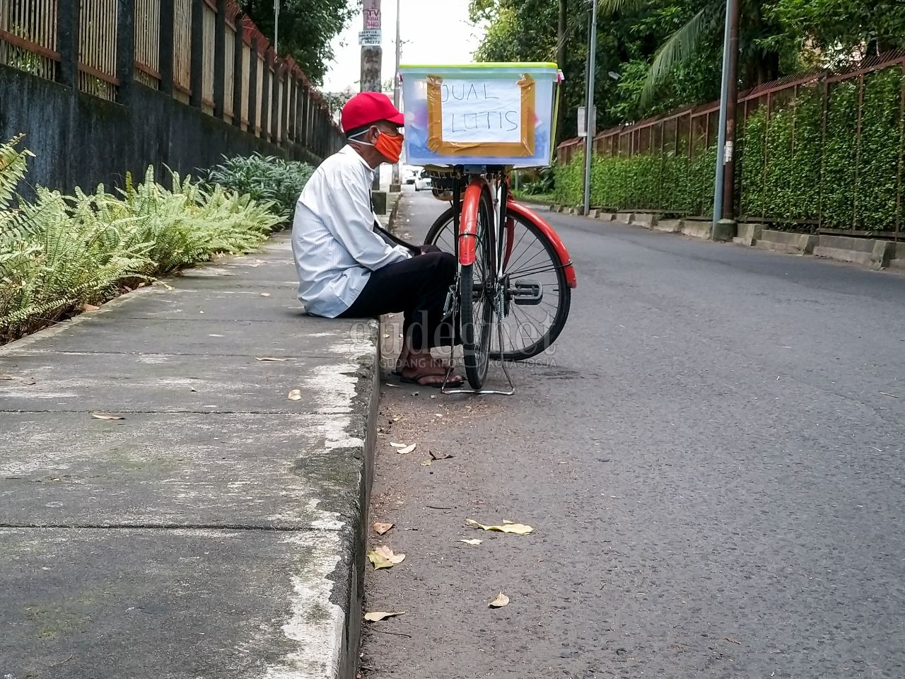 Mengais Rupiah dari Potongan Buah Mengais Rupiah dari Potongan Buah
