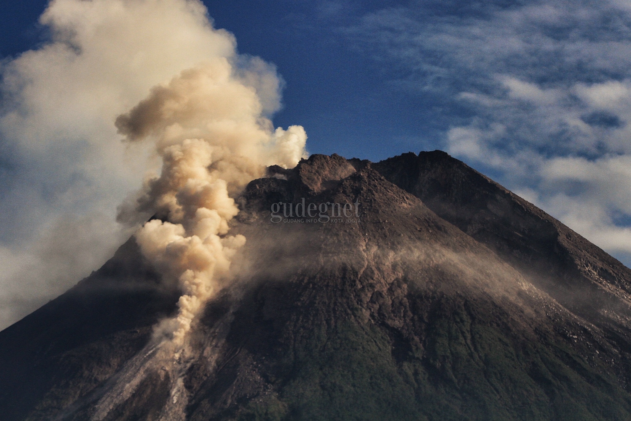 Merapi Baru Saja Muntahkan Awan Panas, Jarak Luncur Hampir 2 Km Merapi Baru Saja Muntahkan Awan Panas, Jarak Luncur Hampir 2 Km