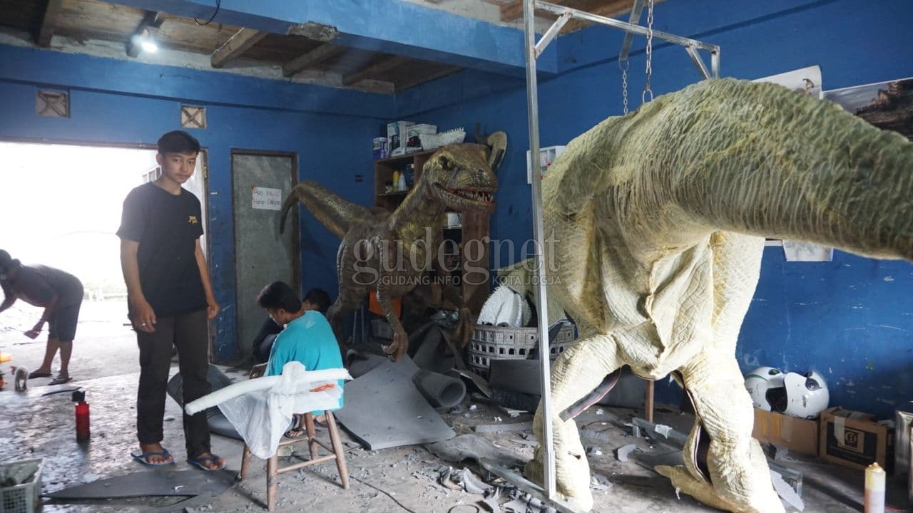 Produksi Dinosaurus Beromset Ratusan Juta Rupiah Produksi Dinosaurus Beromset Ratusan Juta Rupiah