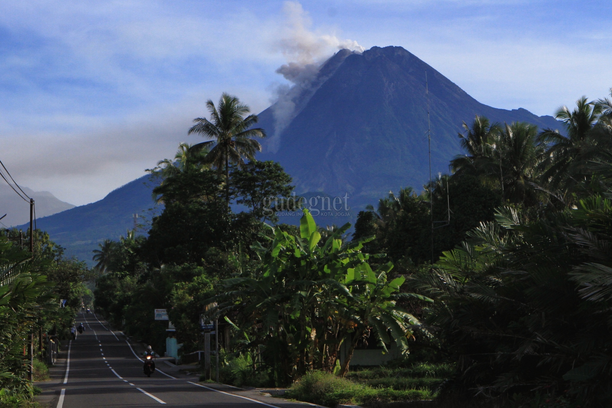 Merapi Muntahkan Delapan Kali Awan Panas Merapi Muntahkan Delapan Kali Awan Panas