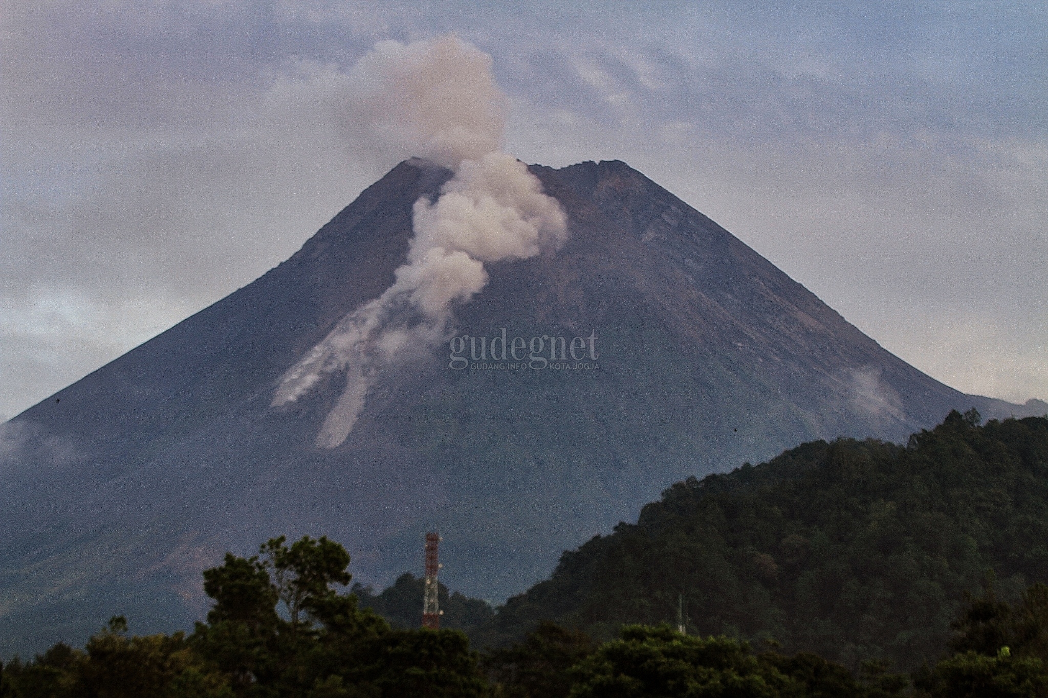 Kamis Siang Merapi Luncurkan Dua Kali Awan Panas Kamis Siang Merapi Luncurkan Dua Kali Awan Panas