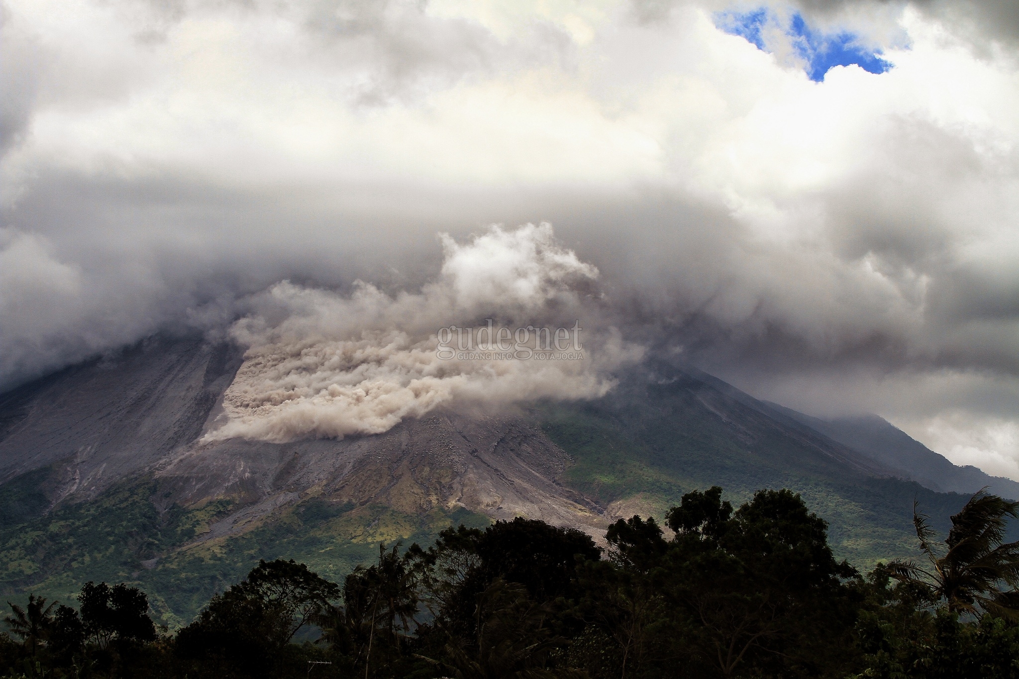 Hari Ini, Kamis (8/4), Merapi Dua Kali Keluarkan Awan Panas Hari Ini, Kamis (8/4), Merapi Dua Kali Keluarkan Awan Panas