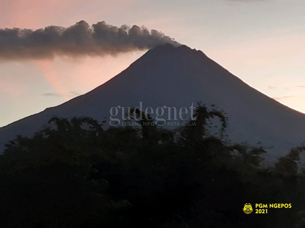 Hingga Siang, Merapi Keluarkan Asap Tebal Setinggi 200 Meter Hingga Siang, Merapi Keluarkan Asap Tebal Setinggi 200 Meter
