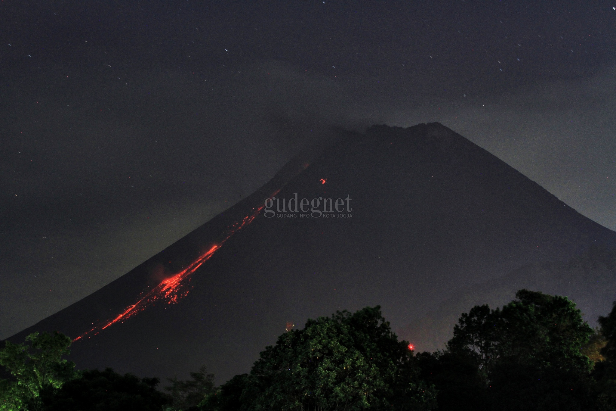 Sempat Tenang, Sore Ini Merapi Kembali Keluarkan Awan Panas Sempat Tenang, Sore Ini Merapi Kembali Keluarkan Awan Panas