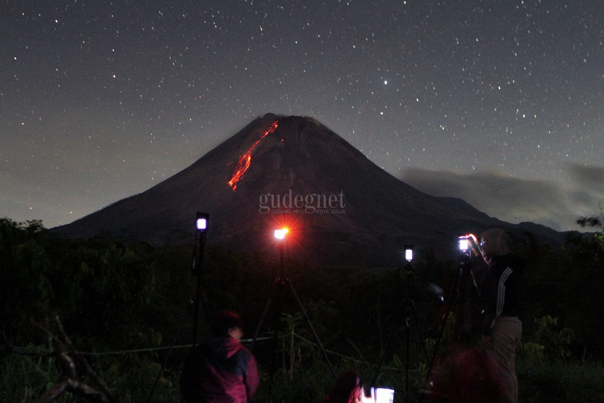Merapi Kembali Muntahkan Awan Panas, Jarak Luncur 1.500 Meter Merapi Kembali Muntahkan Awan Panas, Jarak Luncur 1.500 Meter