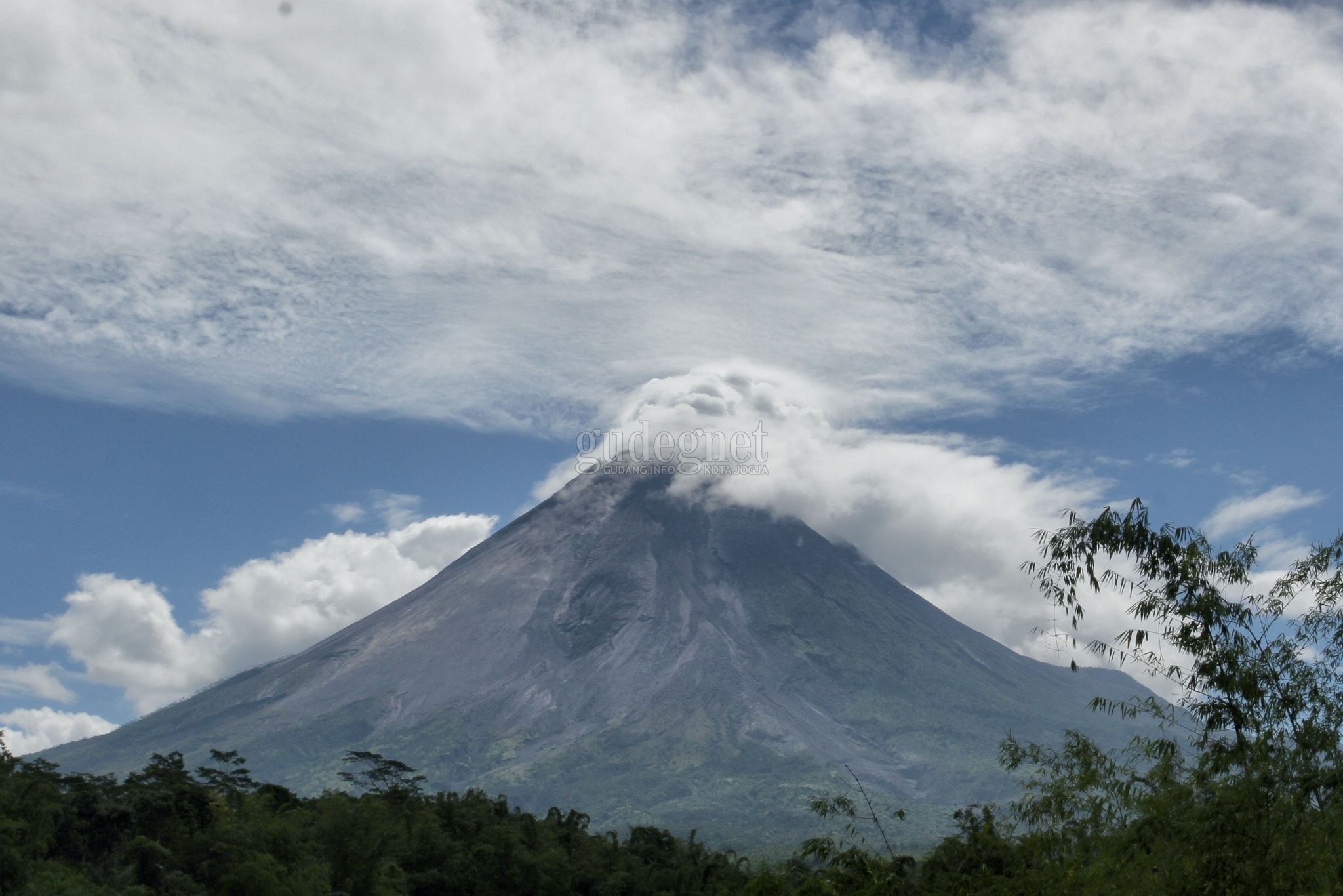 Aktivitas Merapi Masih Tinggi, 12 Kali Awan Panas dalam Sepekan Aktivitas Merapi Masih Tinggi, 12 Kali Awan Panas dalam Sepekan