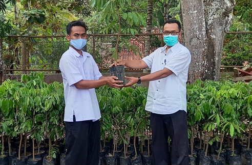 Bantu Pemulihan Ekonomi Warga Karangwuni, Mahasiswa KKN UGM Sumbang 200 Bibit Kelengkeng Bantu Pemulihan Ekonomi Warga Karangwuni, Mahasiswa KKN UGM Sumbang 200 Bibit Kelengkeng