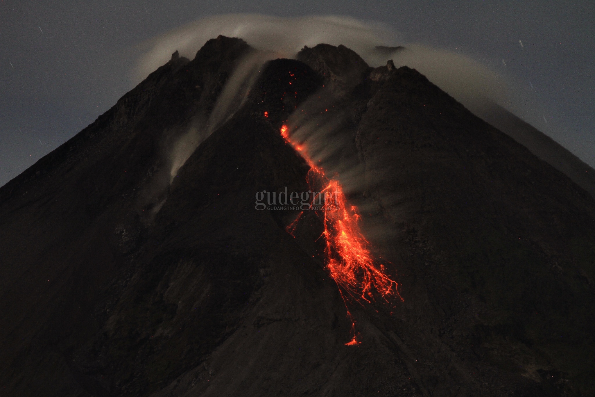 Merapi Muntahkan Awan Panas, Jarak Luncur 1.500 Meter Merapi Muntahkan Awan Panas, Jarak Luncur 1.500 Meter