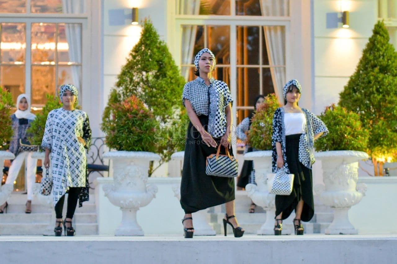 Fesyen Idulfitri: Batik Enom Luncurkan Koleksi Raya ''Monokrom'' Fesyen Idulfitri: Batik Enom Luncurkan Koleksi Raya ''Monokrom''