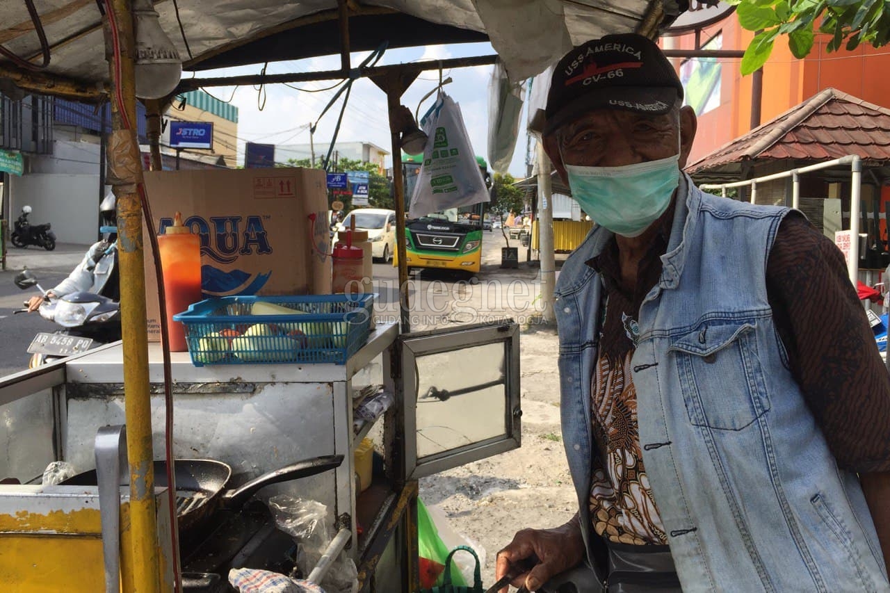 Mbah Wahadi Burger 'Dinar', Semangat Berjualan di Usia Senja Mbah Wahadi Burger 'Dinar', Semangat Berjualan di Usia Senja