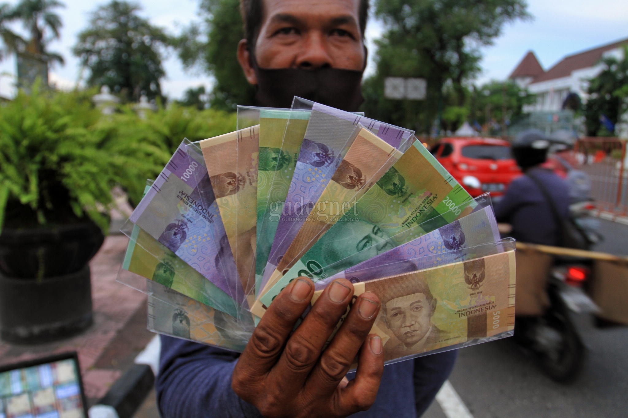 Geliat Penjual Uang Baru di Titik Nol Yogyakarta Geliat Penjual Uang Baru di Titik Nol Yogyakarta