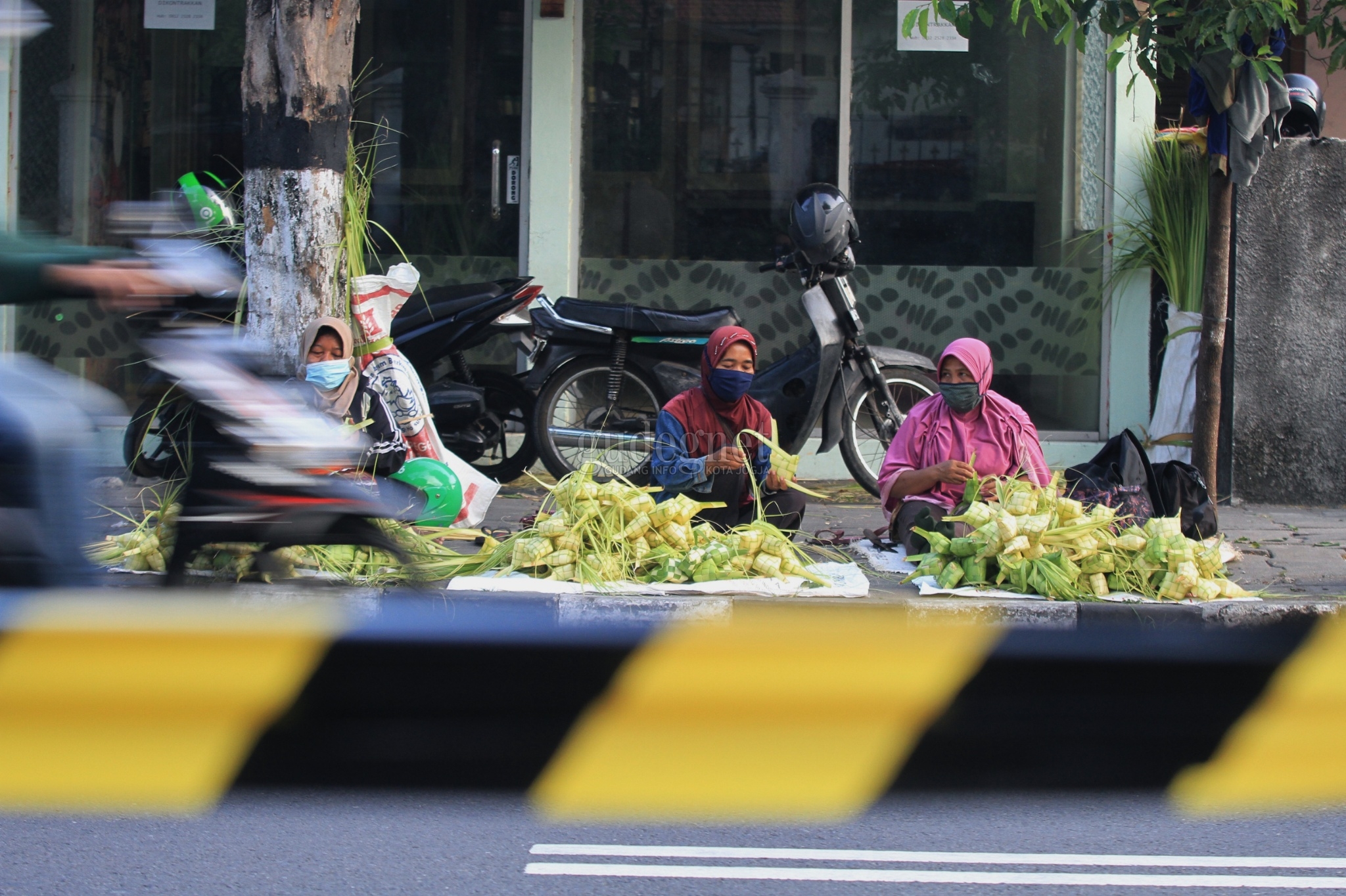 Penjual Sarang Ketupat: Alhamdulillah, Penjulan Naik Penjual Sarang Ketupat: Alhamdulillah, Penjulan Naik