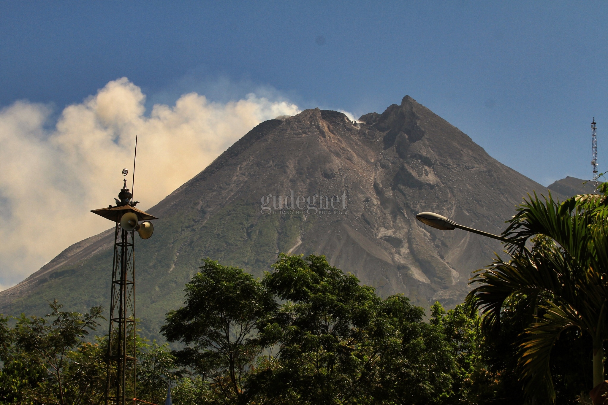 Minggu Siang, Merapi Luncurkan Awan Panas Minggu Siang, Merapi Luncurkan Awan Panas