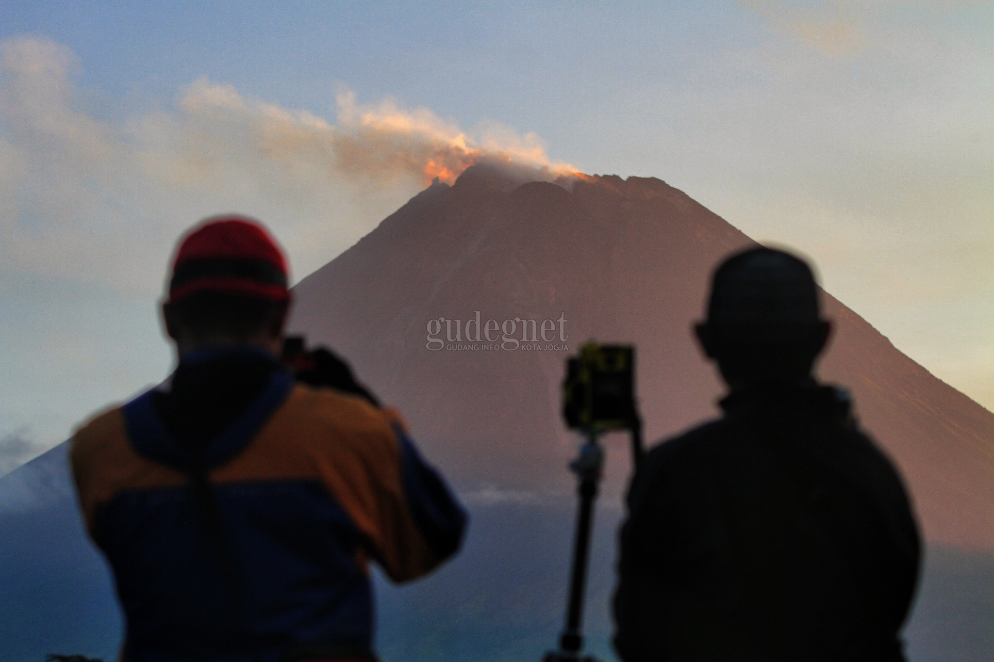 Kamis Pagi Merapi Muntahkan Awan Panas Sejauh 1.800 Meter Kamis Pagi Merapi Muntahkan Awan Panas Sejauh 1.800 Meter