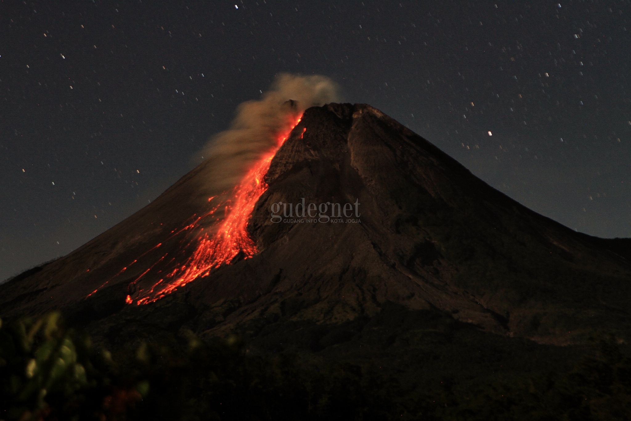 Jumat Pagi, Merapi Luncurkan Dua Kali Awan Panas Jumat Pagi, Merapi Luncurkan Dua Kali Awan Panas