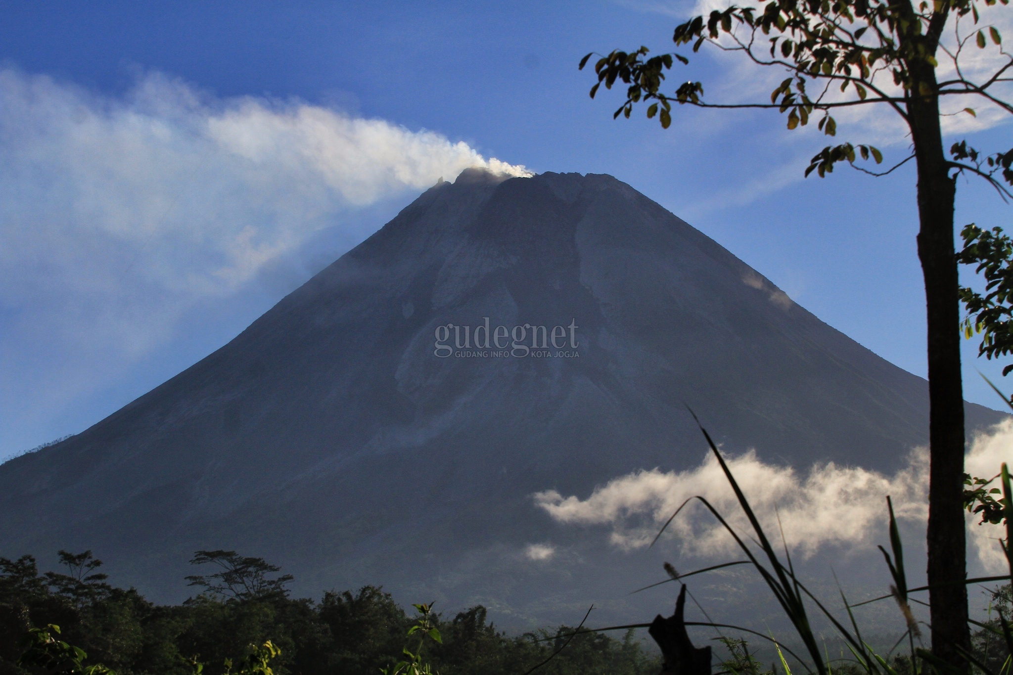 Hingga Siang Merapi Luncurkan Tiga Kali Awan Panas Hingga Siang Merapi Luncurkan Tiga Kali Awan Panas