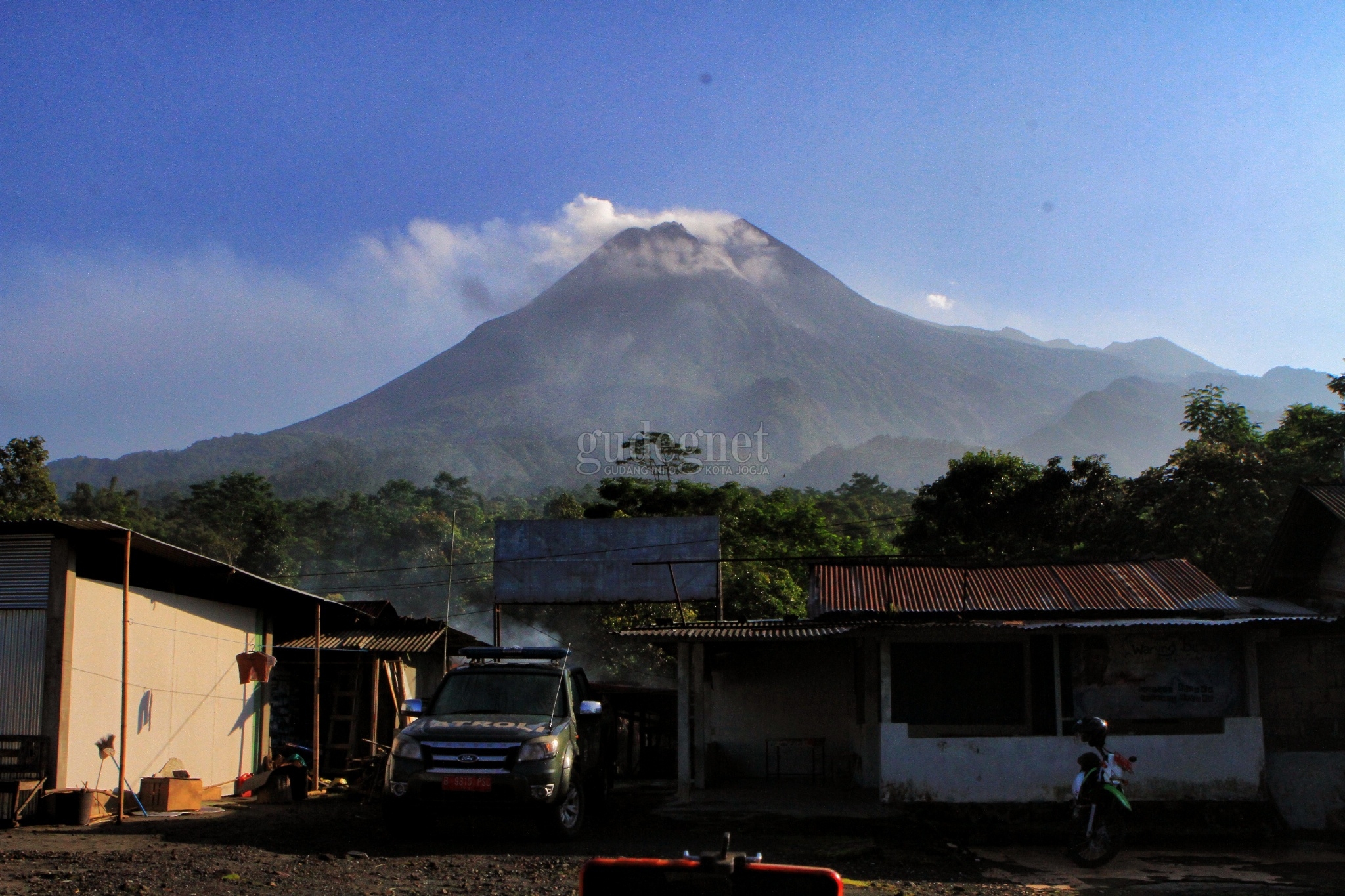 Merapi Muntahkan 6 Kali Awan Panas, Jarak Luncur Maksimum 1,5 Km Merapi Muntahkan 6 Kali Awan Panas, Jarak Luncur Maksimum 1,5 Km