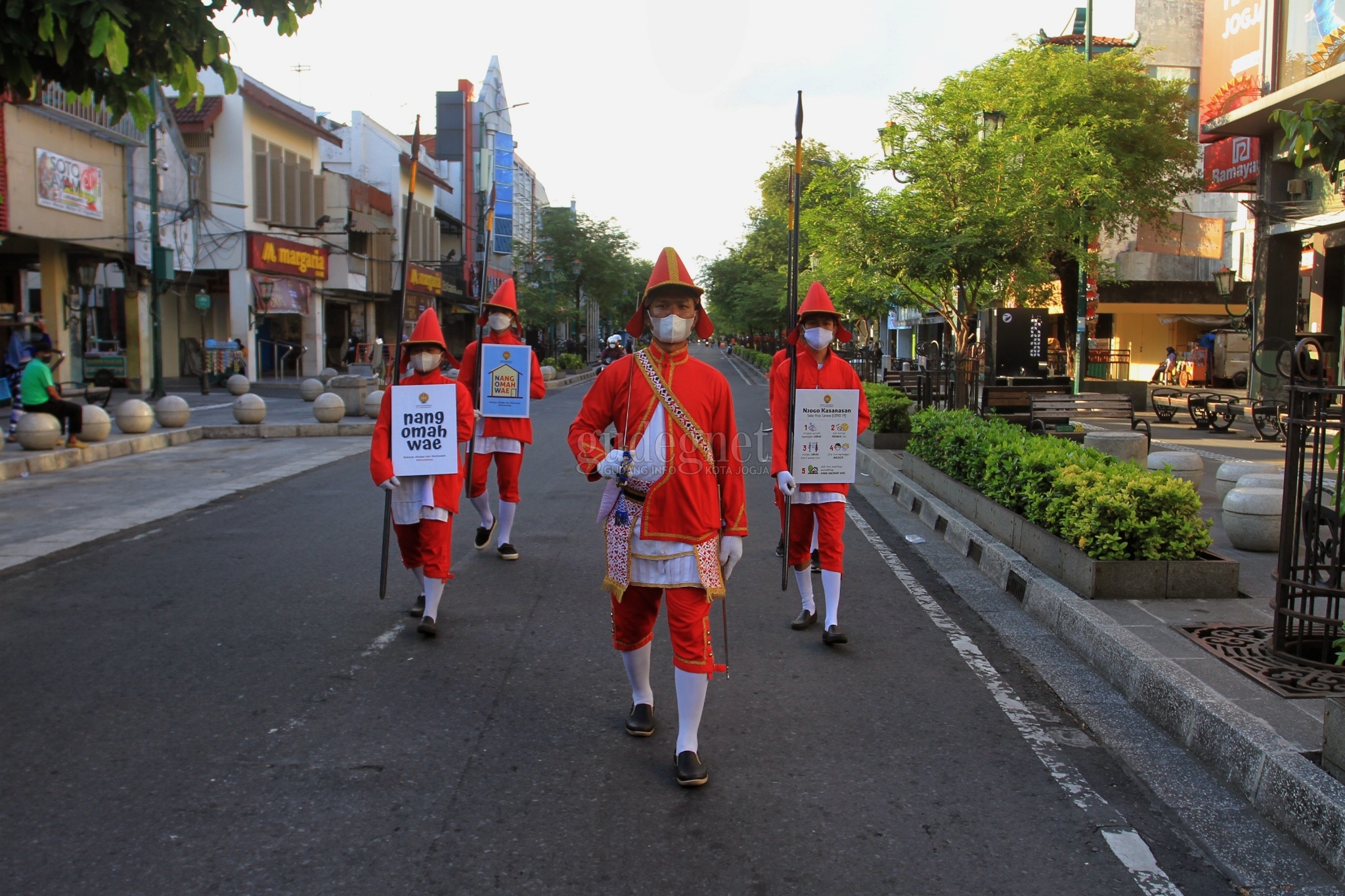 Walaupun Sepi, Pasukan Ini Tetap Menyosialisasikan Prokes di Malioboro Walaupun Sepi, Pasukan Ini Tetap Menyosialisasikan Prokes di Malioboro