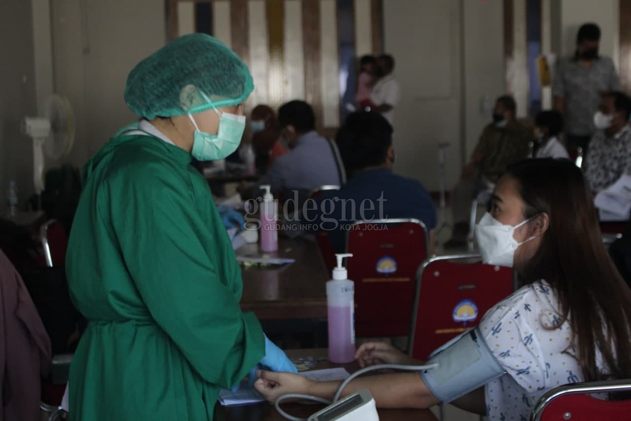 Dukung Percepatan Vaksinasi, UAJY Gelar Vaksinasi Massal Covid-19 untuk Keluarga Pegawai Dukung Percepatan Vaksinasi, UAJY Gelar Vaksinasi Massal Covid-19 untuk Keluarga Pegawai