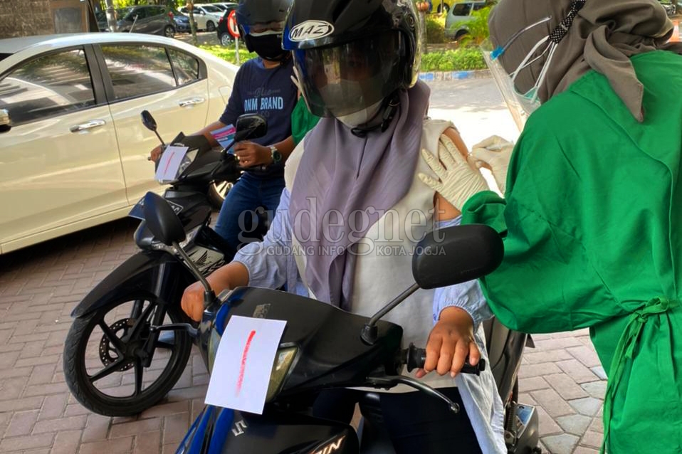 UGM Gelar Vaksinasi Drive Thru UGM Gelar Vaksinasi Drive Thru