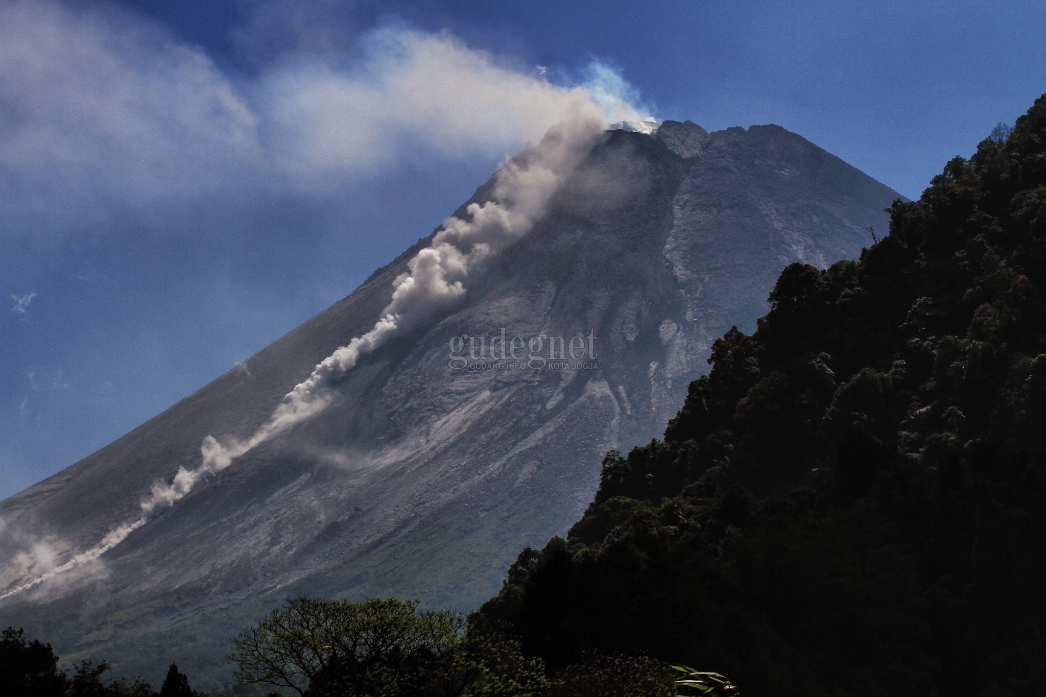 Siang Hingga Sore Hari, Merapi Muntahkan Tiga Kali Awan Panas Siang Hingga Sore Hari, Merapi Muntahkan Tiga Kali Awan Panas