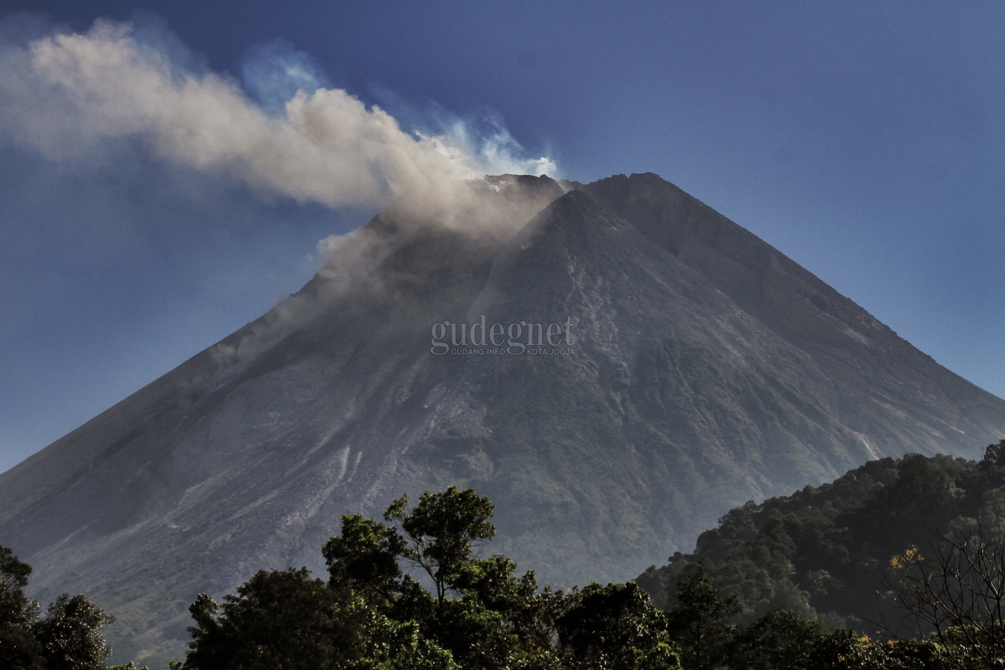Aktivitas Merapi Masih Tinggi, Pekan Ini Terjadi 28 Kali Awan Panas Aktivitas Merapi Masih Tinggi, Pekan Ini Terjadi 28 Kali Awan Panas