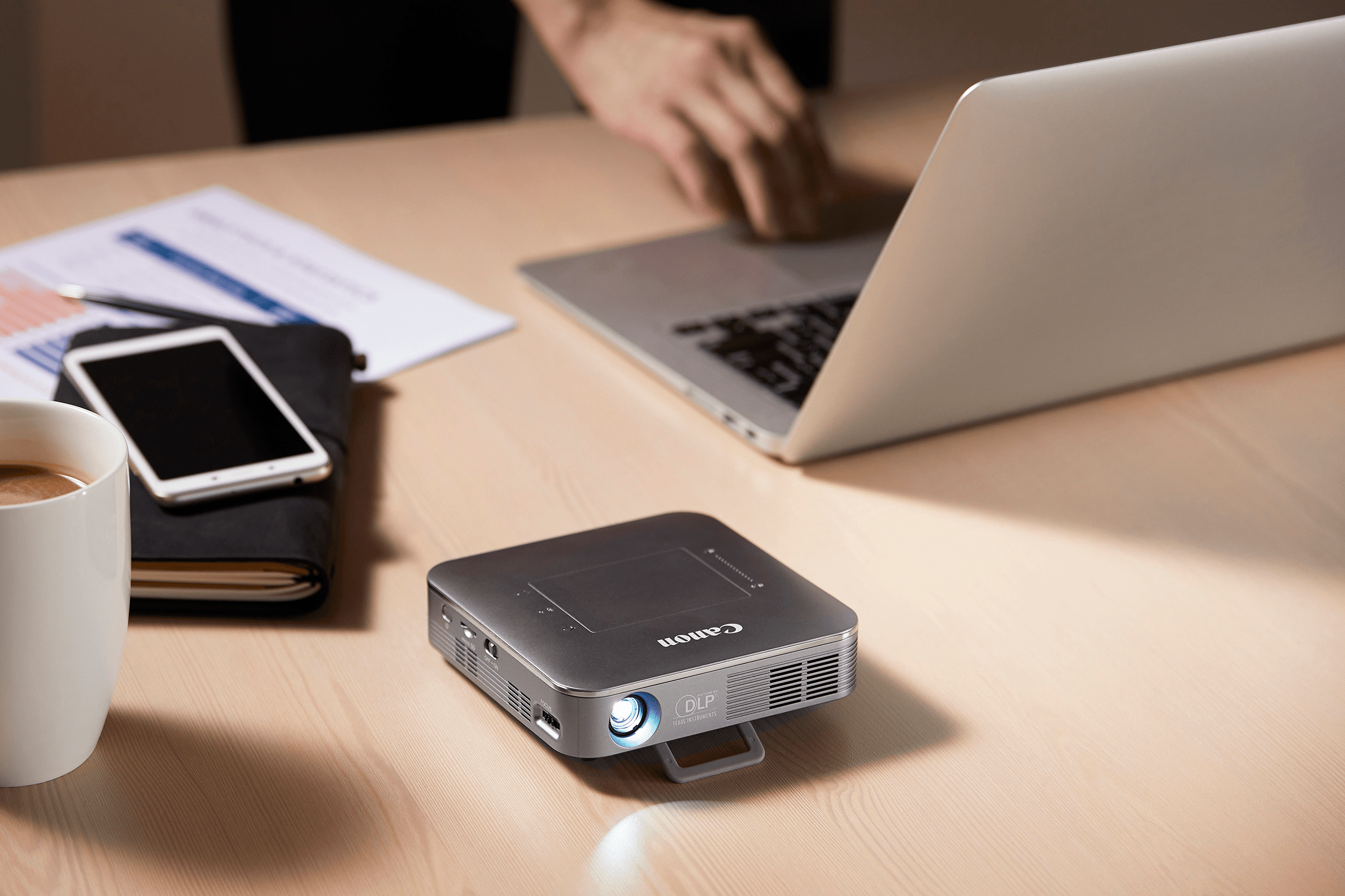 Datascrip Kenalkan Proyektor Nirkabel Mini Canon MP250 Datascrip Kenalkan Proyektor Nirkabel Mini Canon MP250