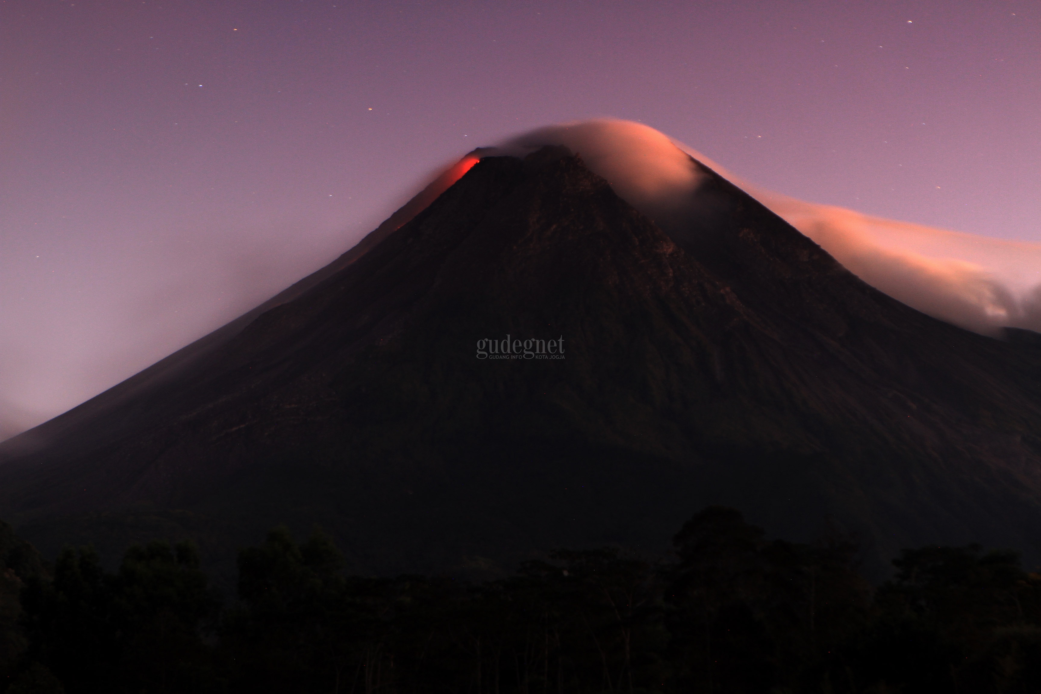 Merapi Luncurkan Awan Panas Sejauh 3,5 Km, Terjauh Kedua di 2021 Merapi Luncurkan Awan Panas Sejauh 3,5 Km, Terjauh Kedua di 2021