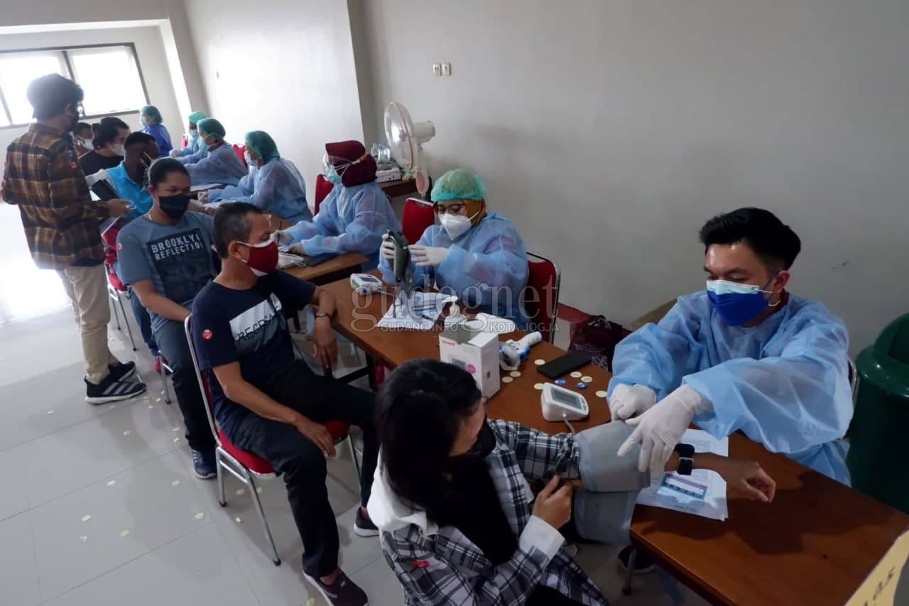 UAJY Selenggarakan Vaksinasi Keluarga Pegawai Dosis Kedua UAJY Selenggarakan Vaksinasi Keluarga Pegawai Dosis Kedua