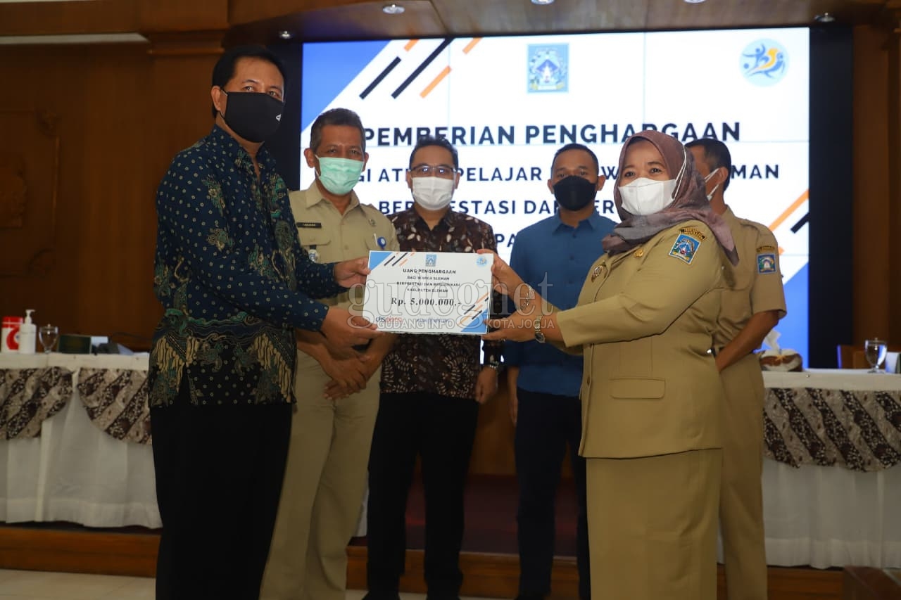 Dispora Sleman Berikan Penghargaan untuk Wasit Cabor Bulu Tangkis Olimpiade Tokyo 2020 Asal Sleman Dispora Sleman Berikan Penghargaan untuk Wasit Cabor Bulu Tangkis Olimpiade Tokyo 2020 Asal Sleman