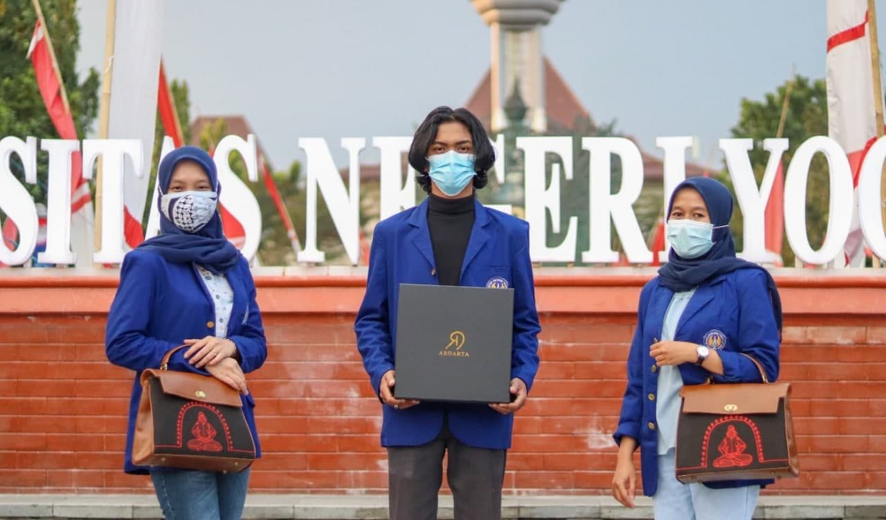 Mahasiswa UNY Kreasikan Tas Kulit Batik Sebagai Kerajinan Ikonik Yogyakarta Mahasiswa UNY Kreasikan Tas Kulit Batik Sebagai Kerajinan Ikonik Yogyakarta