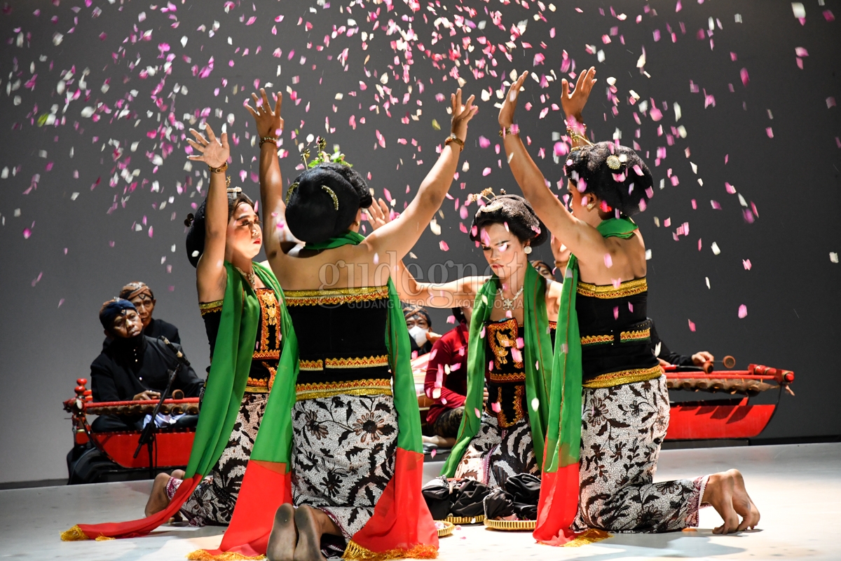 Artjog Daily Performance: Pergulatan Lintas Jiwa dalam Penampilan Rianto dan Rumah Lengger Banyumas Artjog Daily Performance: Pergulatan Lintas Jiwa dalam Penampilan Rianto dan Rumah Lengger Banyumas