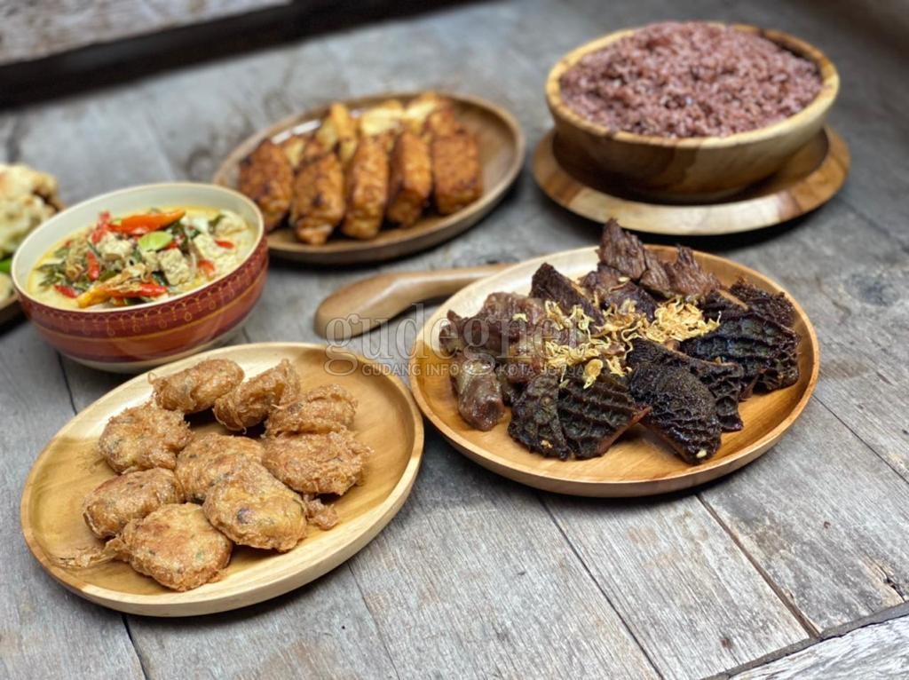 Menyantap Hidangan Tradisional Sembari Belajar Kebudayaan Jawa di Balè Rérén Menyantap Hidangan Tradisional Sembari Belajar Kebudayaan Jawa di Balè Rérén