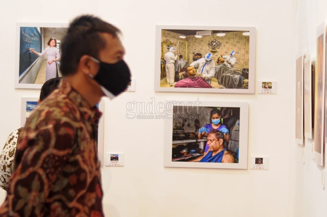 Diresmikan Sebagai FIAP Exhibition Center, Galeri Pandeng ISI Gelar Pameran 'Borderless' Diresmikan Sebagai FIAP Exhibition Center, Galeri Pandeng ISI Gelar Pameran 'Borderless'