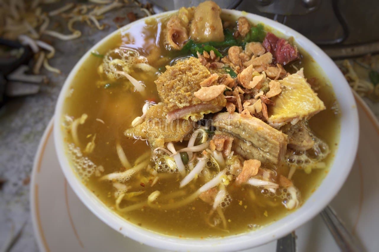 Lontong Kikil Pak Yanto, Gurih dengan Aneka Jeroan yang Menggoda Lontong Kikil Pak Yanto, Gurih dengan Aneka Jeroan yang Menggoda
