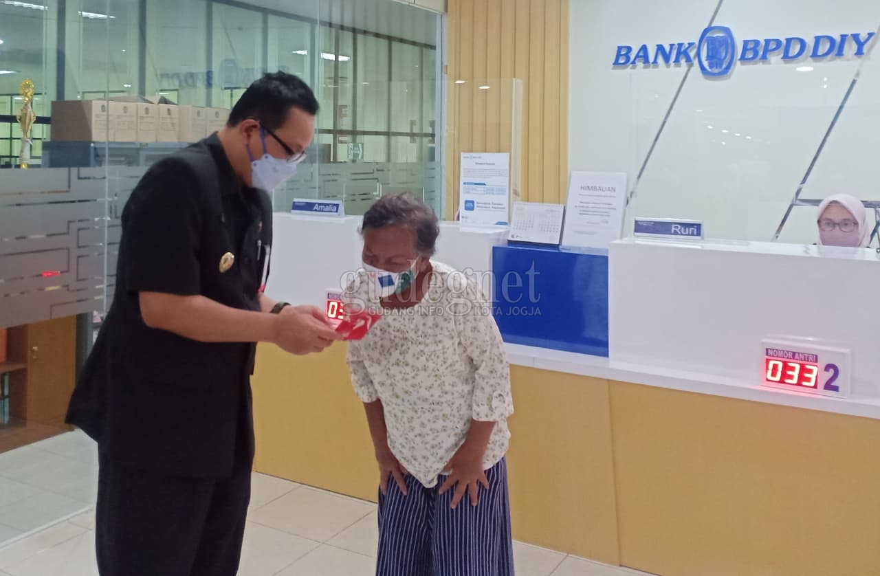 Pemkot Yogya Beri Bantuan Asistensi Sosial Lanjut Usia Miskin Kepada 2.016 Lansia Pemkot Yogya Beri Bantuan Asistensi Sosial Lanjut Usia Miskin Kepada 2.016 Lansia