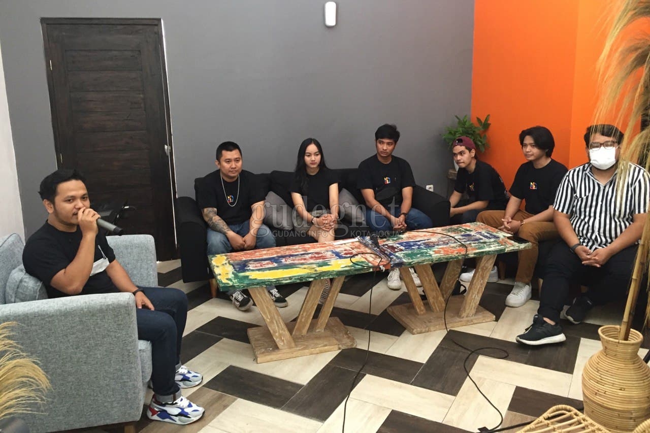 Langit Sore Luncurkan 'Rumit The Series' Langit Sore Luncurkan 'Rumit The Series'