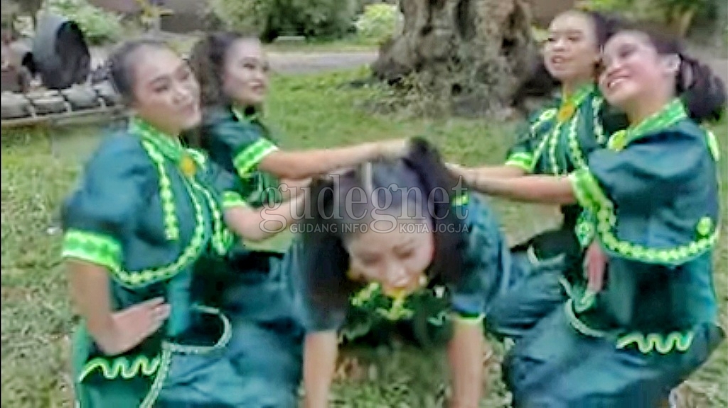 Kemantren Keraton Yogyakarta Juarai Festival Permainan Rakyat Kemantren Keraton Yogyakarta Juarai Festival Permainan Rakyat