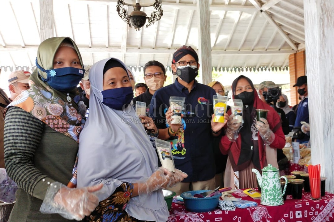 Dagangan Diborong Sandiaga Uno, Pelaku UMKM Terharu Dagangan Diborong Sandiaga Uno, Pelaku UMKM Terharu