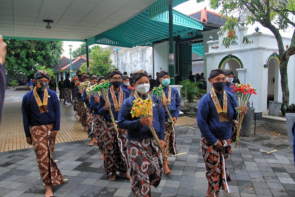 Tanpa Gunungan Garebeg Mulud, Keraton Bagikan 3.000 Ubo Rampe Rengginang Tanpa Gunungan Garebeg Mulud, Keraton Bagikan 3.000 Ubo Rampe Rengginang