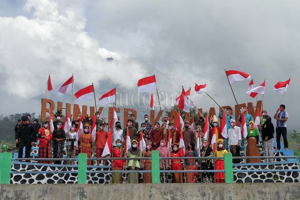 Kenakan Pakaian Adat, Puluhan Mahasiswa Gelar Upacara Sumpah Pemuda di Bunker Merapi Kenakan Pakaian Adat, Puluhan Mahasiswa Gelar Upacara Sumpah Pemuda di Bunker Merapi
