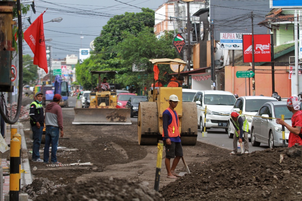 Jalan Dr. Wahidin Sudirohusodo Diperbaiki, Target Selesai Akhir November Jalan Dr. Wahidin Sudirohusodo Diperbaiki, Target Selesai Akhir November
