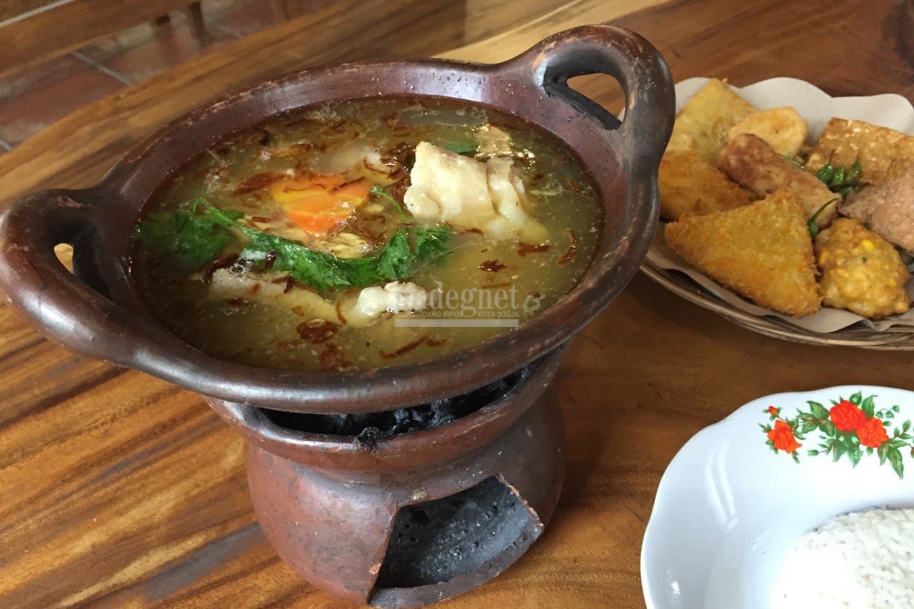 Menikmati Sop Mowo, Sop Ayam yang Disajikan di Atas Anglo Menikmati Sop Mowo, Sop Ayam yang Disajikan di Atas Anglo