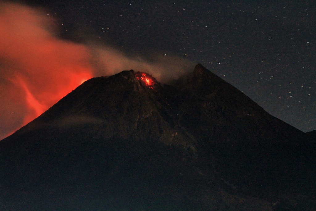 Merapi Muntahkan Tiga Kali Awan Panas Merapi Muntahkan Tiga Kali Awan Panas
