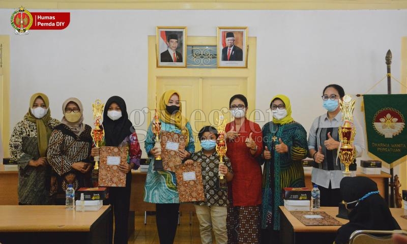 Gusti Putri Apresiasi Karya Peserta Lomba Melukis Tas Pandan Gusti Putri Apresiasi Karya Peserta Lomba Melukis Tas Pandan
