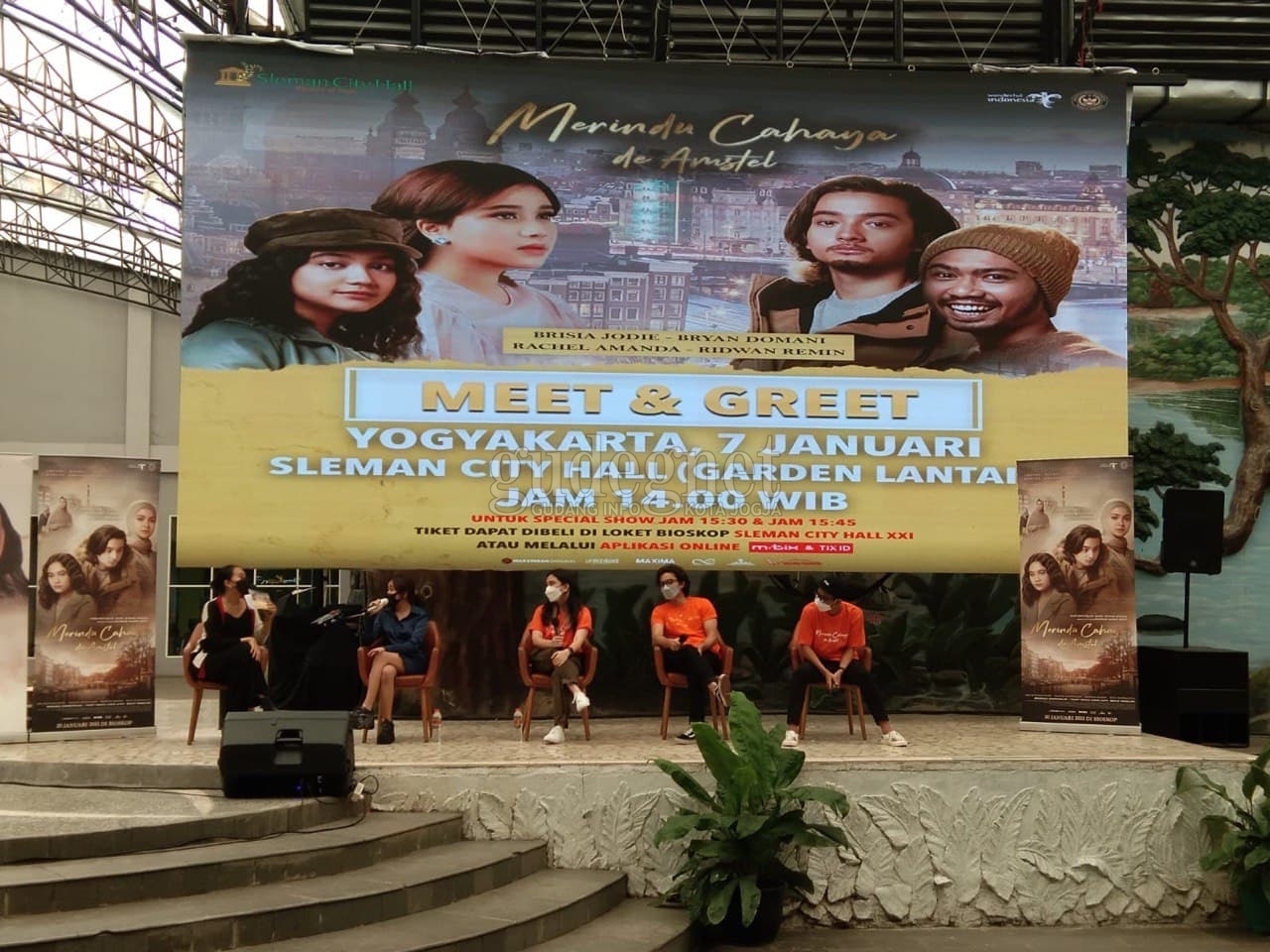 Pemain 'Merindu Cahaya de Amstel' Sapa Penggemar di Jogja Pemain 'Merindu Cahaya de Amstel' Sapa Penggemar di Jogja