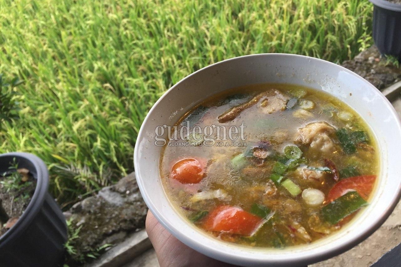 Lima Tempat Makan di Pinggir Sawah Lima Tempat Makan di Pinggir Sawah