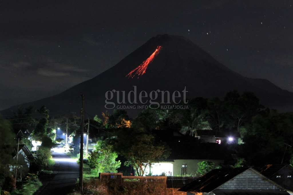 Aktivitas Meningkat, Potensi Bahaya Merapi Sektor Barat Daya Menjadi 7 Km Aktivitas Meningkat, Potensi Bahaya Merapi Sektor Barat Daya Menjadi 7 Km